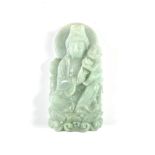 Sitzende Kuanyin über Lotossockel mit Kind. Jade. China. H 9 cm