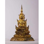 Sitzender Buddha auf Lotosthron. Dhyana Asana und Mudra. Geflügelte Zierapplikationen. Bronze