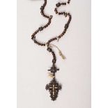Franziskanischer Rosenkranz. Holzkugeln und Silber. Kreuzanhänger mit Perlmutt. 19. Jh. L 63 cm