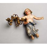 Putto mit Leuchter. Holz, polychrom gefasst; Armleuchter aus Metall. 19. Jh. H 35 cm