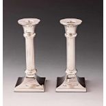 Paar Kerzenleuchter. Quadratischer Fuß. Kannelierte Säulenschäftung. H 17 cm