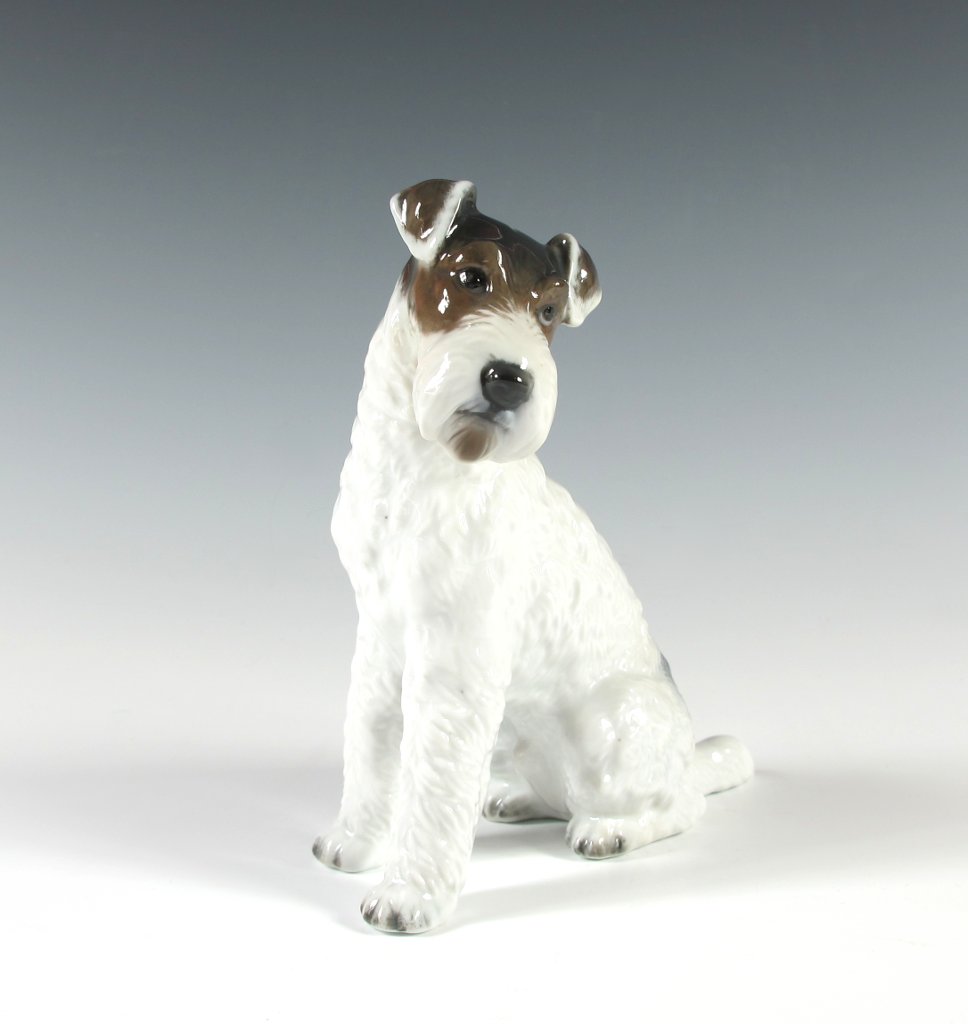 Sitzender Foxterrier. Figurine mit Unterglasurdekor. Entwurf Max Hermann Fritz. Rosenthal, 20. Jh. H