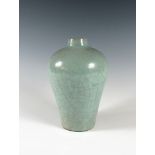 Vase vom Typ Mei ping. Seladonglasur mit Krakeleedekor. China. H 19,5 cm