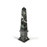 Obelisk aus Marmor. H 41 cm