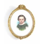 Portraitist um 1900. Portrait eines kleinen Mädchens im grünen Kleid. Gouache. Oval, 27,5 x 22 cm.