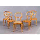 Fünf Louis-Philippe-Stühle. Nussbaum. Mitte 19. Jh. H 90 (48) cm