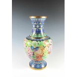 Große Cloisonné-Balustervase. Polychromer Blüten- und Palmettendekor. China. H 38,5 cm