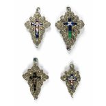 Vier Kreuzanhänger für Rosenkränze. Silberfiligran mit Email