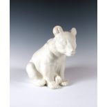 Sitzender Bär. Biskuit-Figurine. Wohl Hutschenreuther. H 20 cm