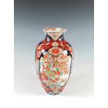 Imari-Vase. Polychromer Dekor mit Goldstaffage. Japan, 19. Jh. H 26 cm