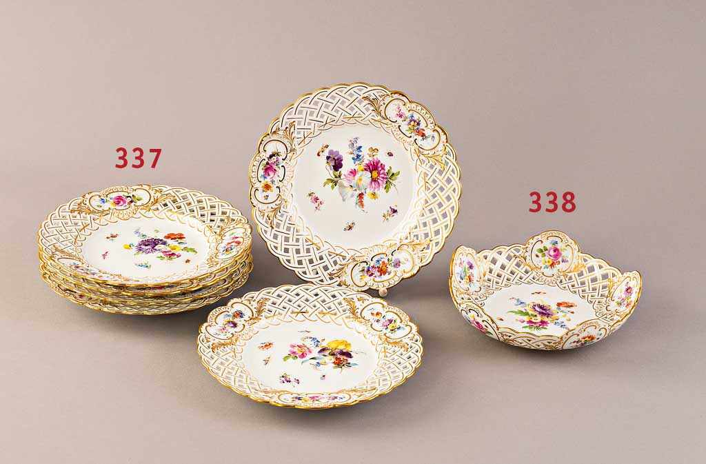 Sechs exquisite Dessertteller. Korbzierdurchbruch. Feinste polychrome Bemalung mit Blütenbouquet und