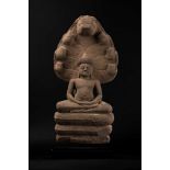 Der Buddha auf dem Schlangenthron, Buddha Mucalinda.In Meditationshaltung auf einer drei