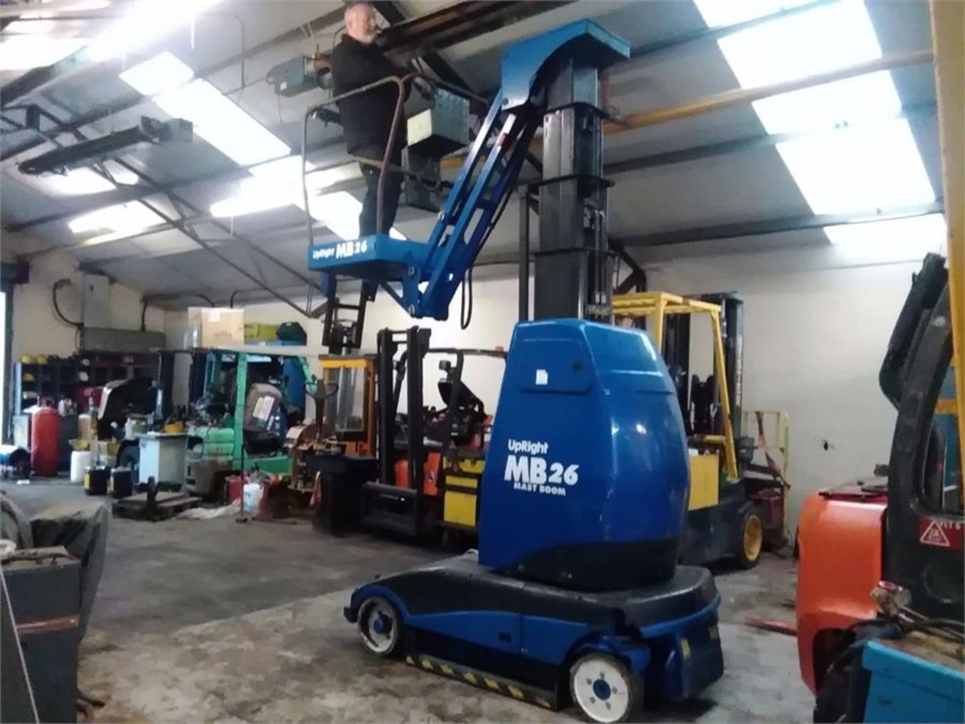 Upright MB26 Electric BOOM-LIFT Access Platform only 896 hours worked - Image 2 of 7