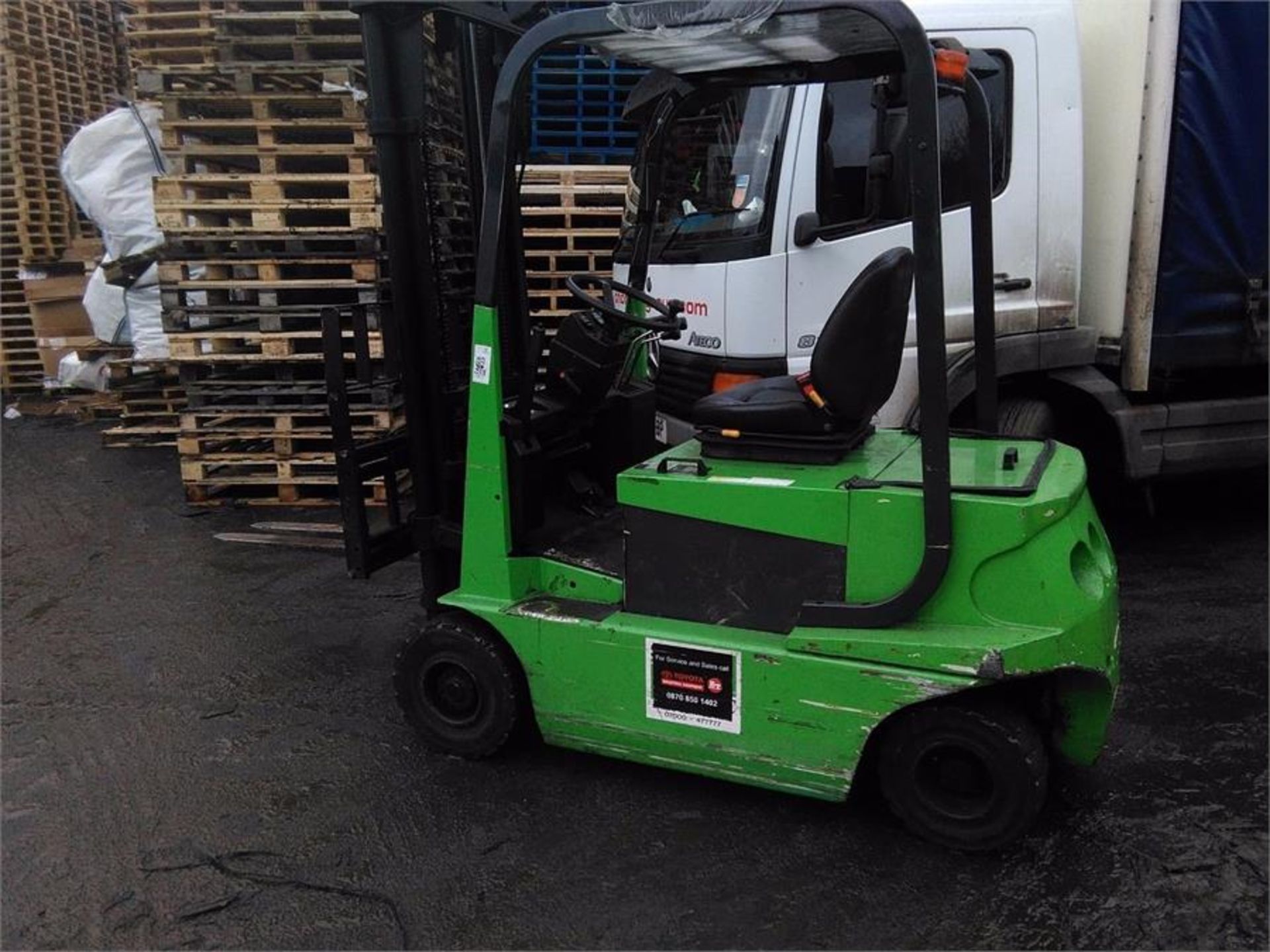 Tidy CESAB 1600 kg 4 wheel.electric 3300mm lift ,side shift lights good condition. - Image 2 of 11