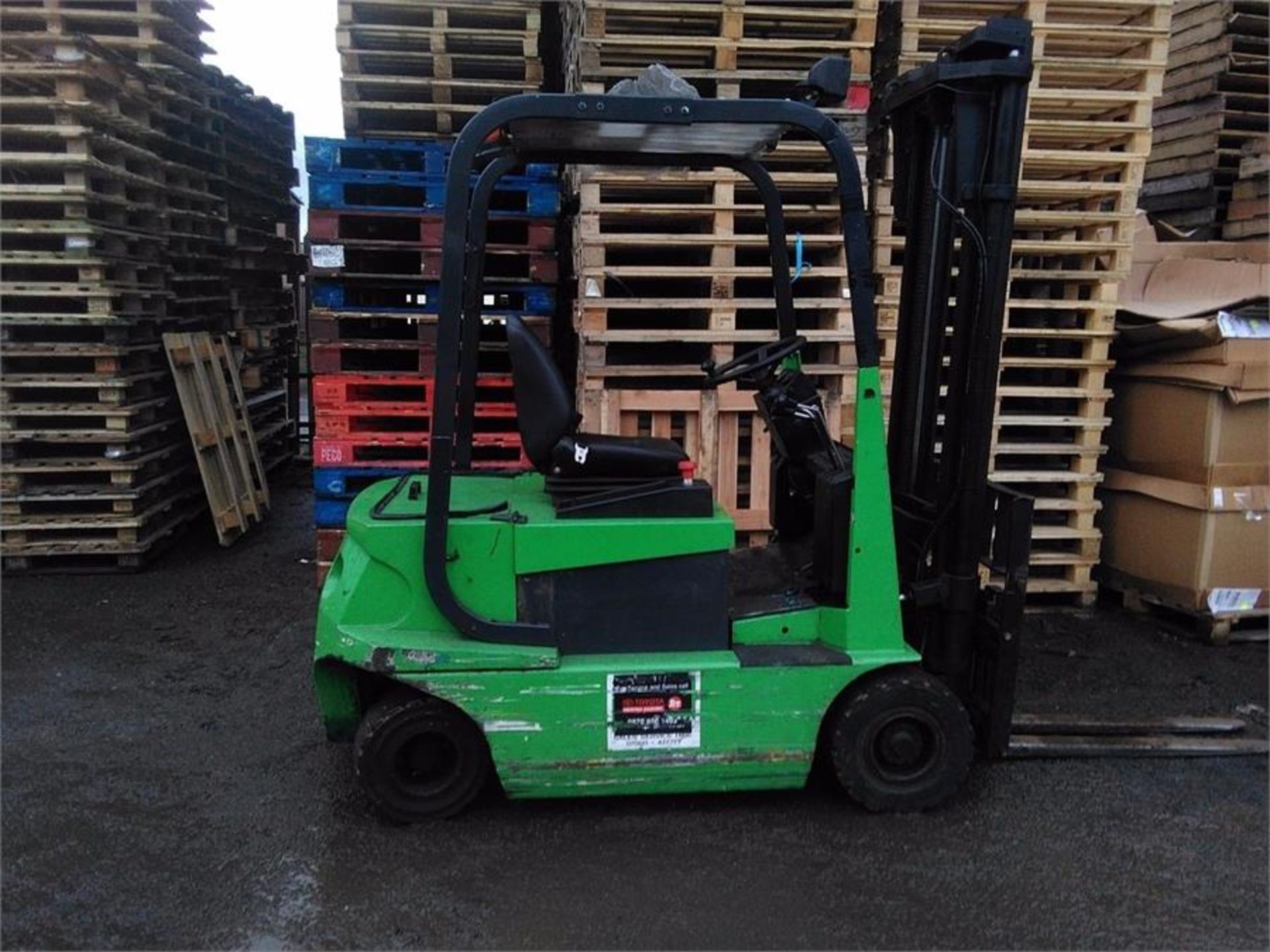 Tidy CESAB 1600 kg 4 wheel.electric 3300mm lift ,side shift lights good condition. - Image 5 of 11