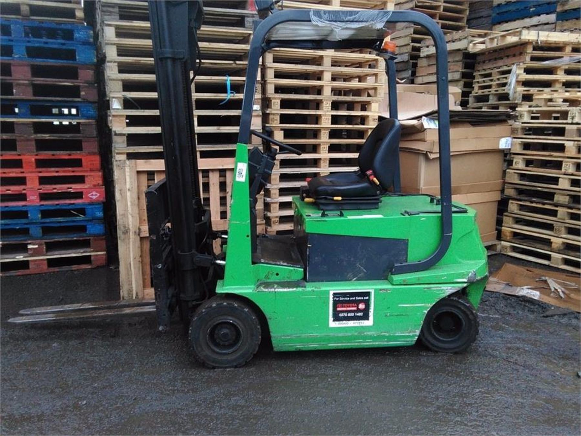 Tidy CESAB 1600 kg 4 wheel.electric 3300mm lift ,side shift lights good condition. - Image 4 of 11