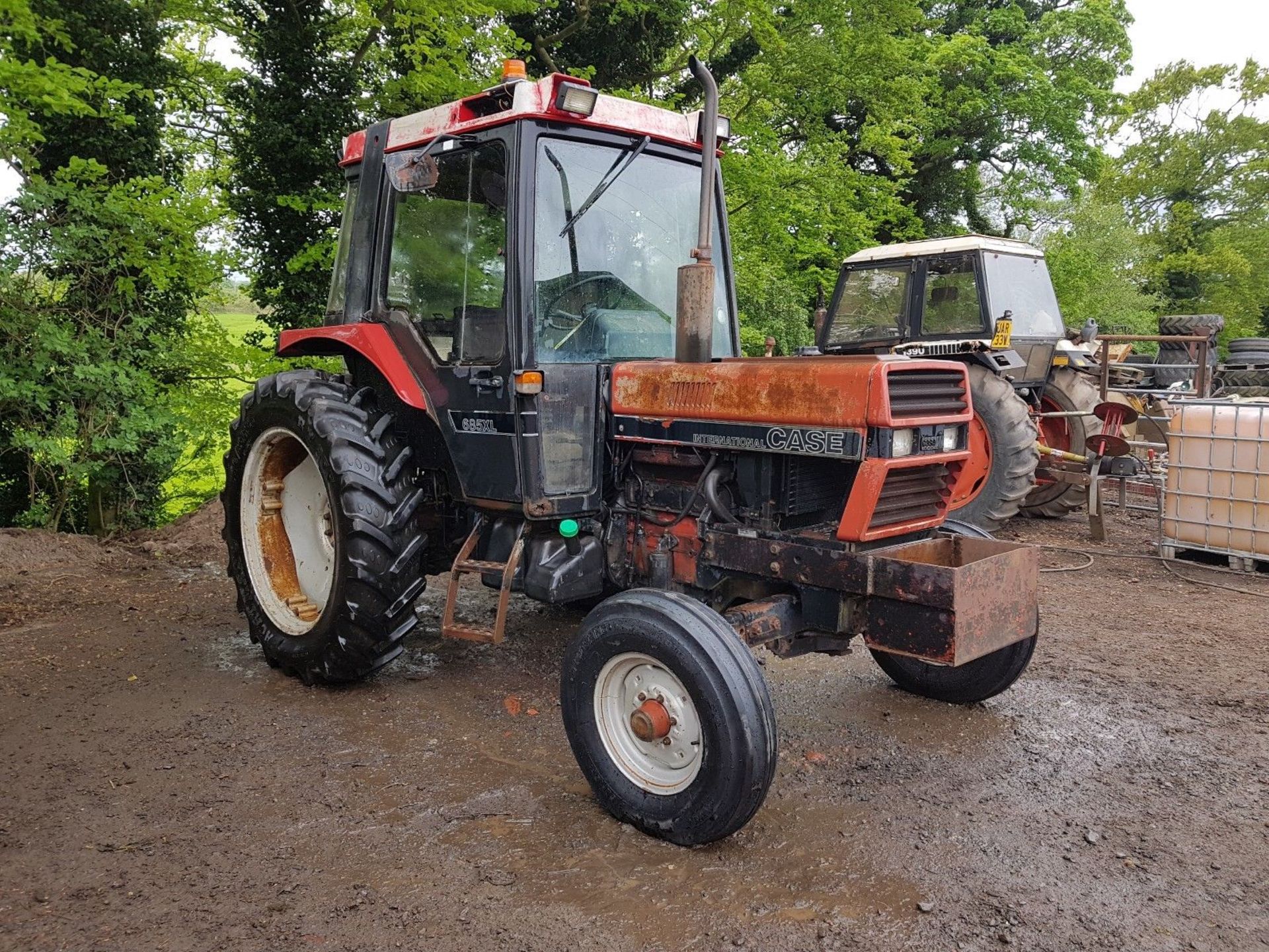 Case International 685 tractor - Image 2 of 3