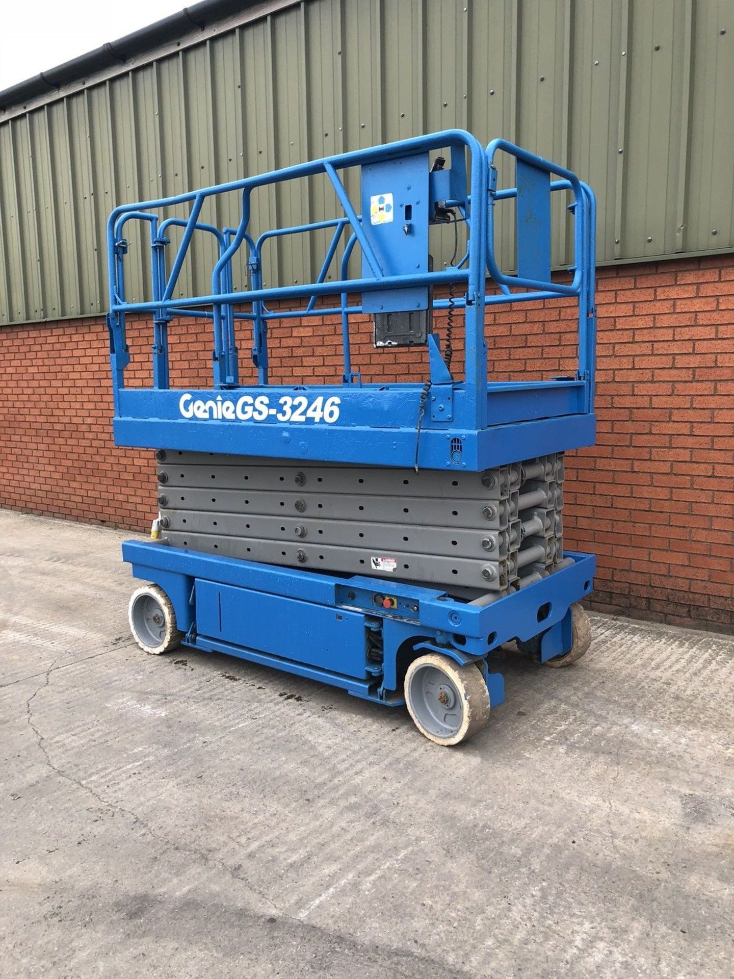 Genie GS3246 scissor lift cherry Picker - Image 4 of 10