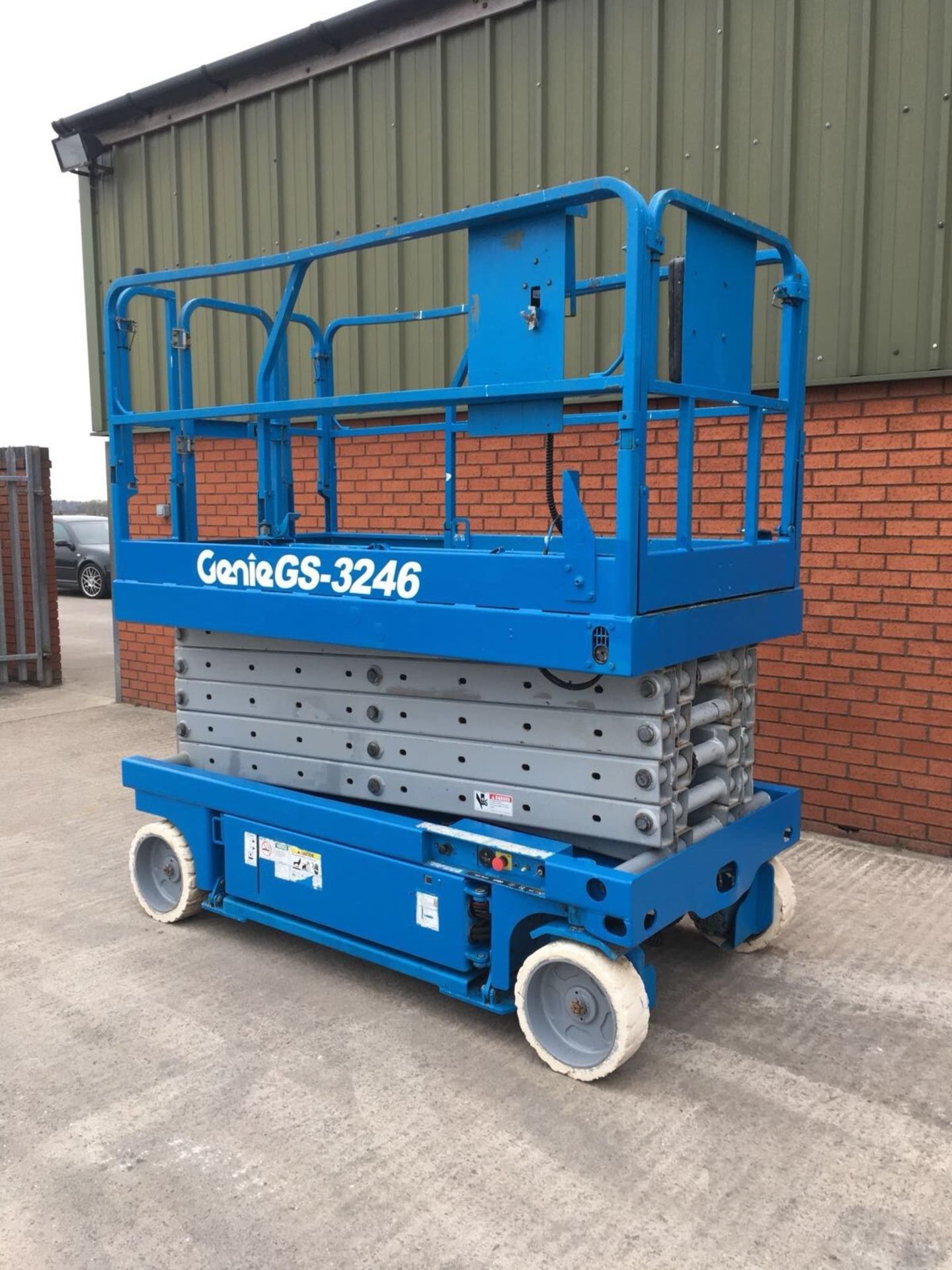 Genie GS3246 scissor lift cherry Picker - Image 3 of 11