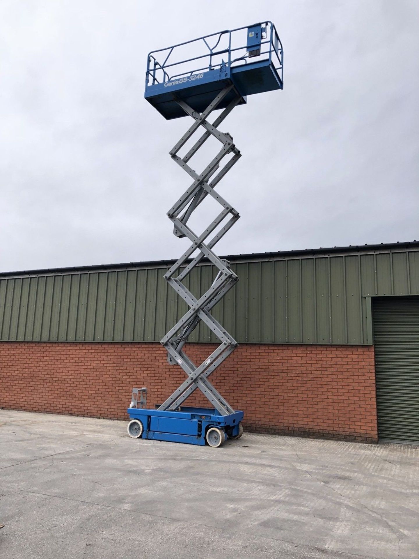 Genie GS3246 scissor lift cherry Picker - Image 6 of 10