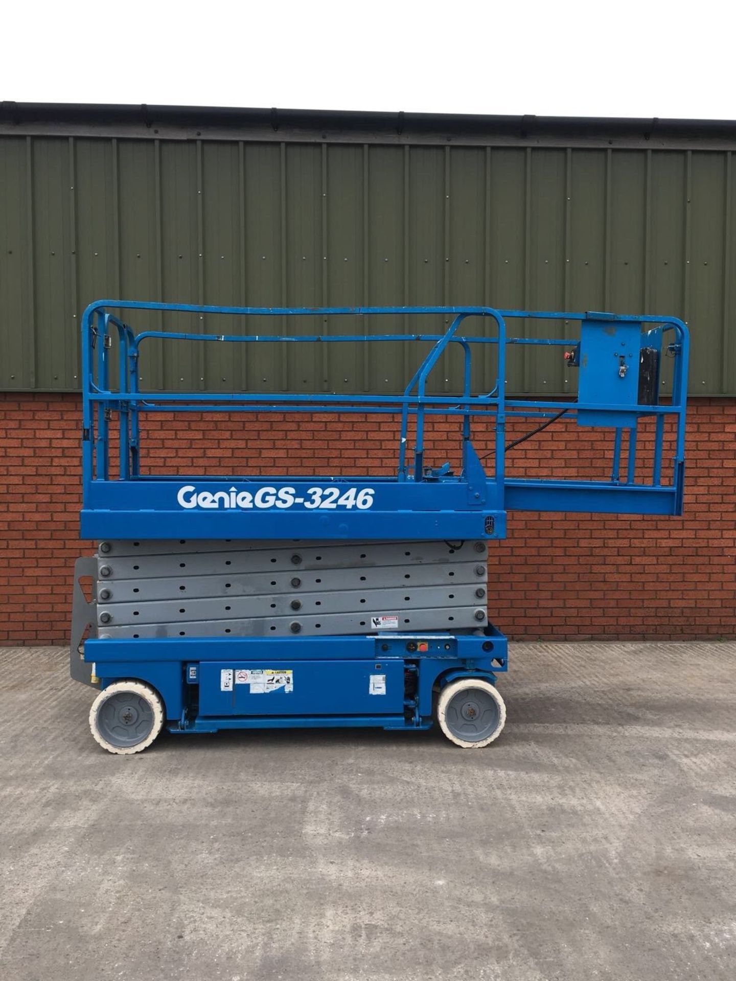 Genie GS3246 scissor lift cherry Picker - Image 5 of 11