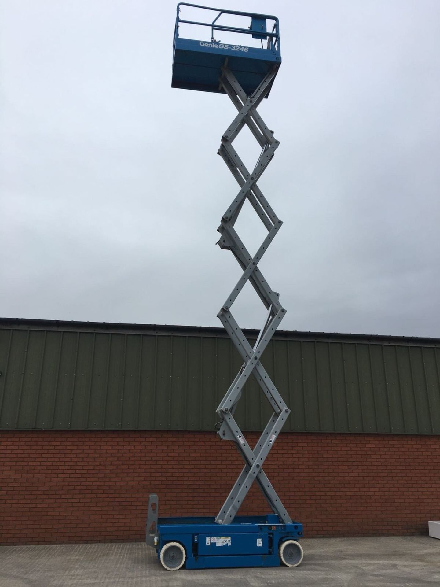 Genie GS3246 scissor lift cherry Picker - Image 6 of 11