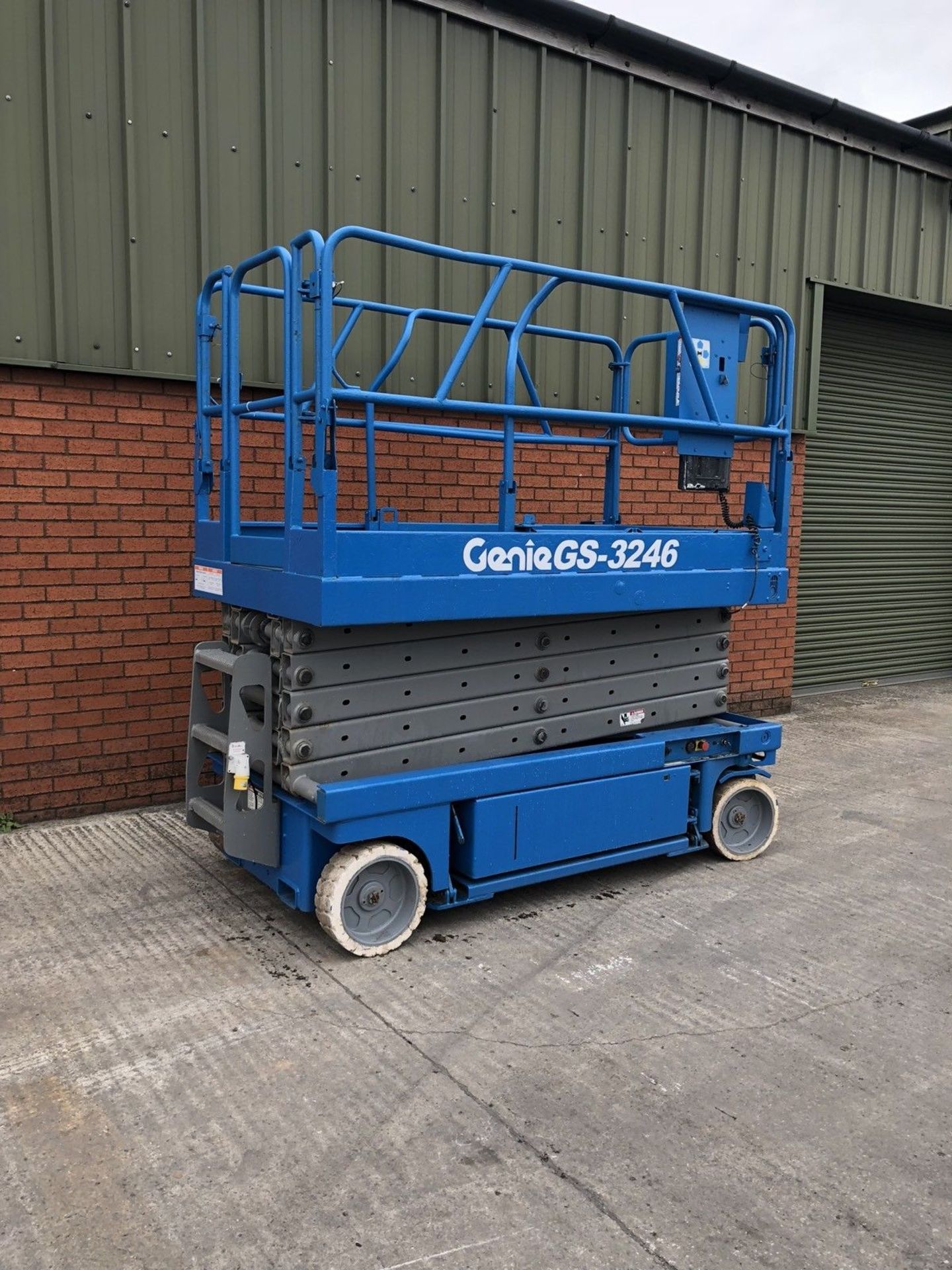 Genie GS3246 scissor lift cherry Picker - Image 3 of 10