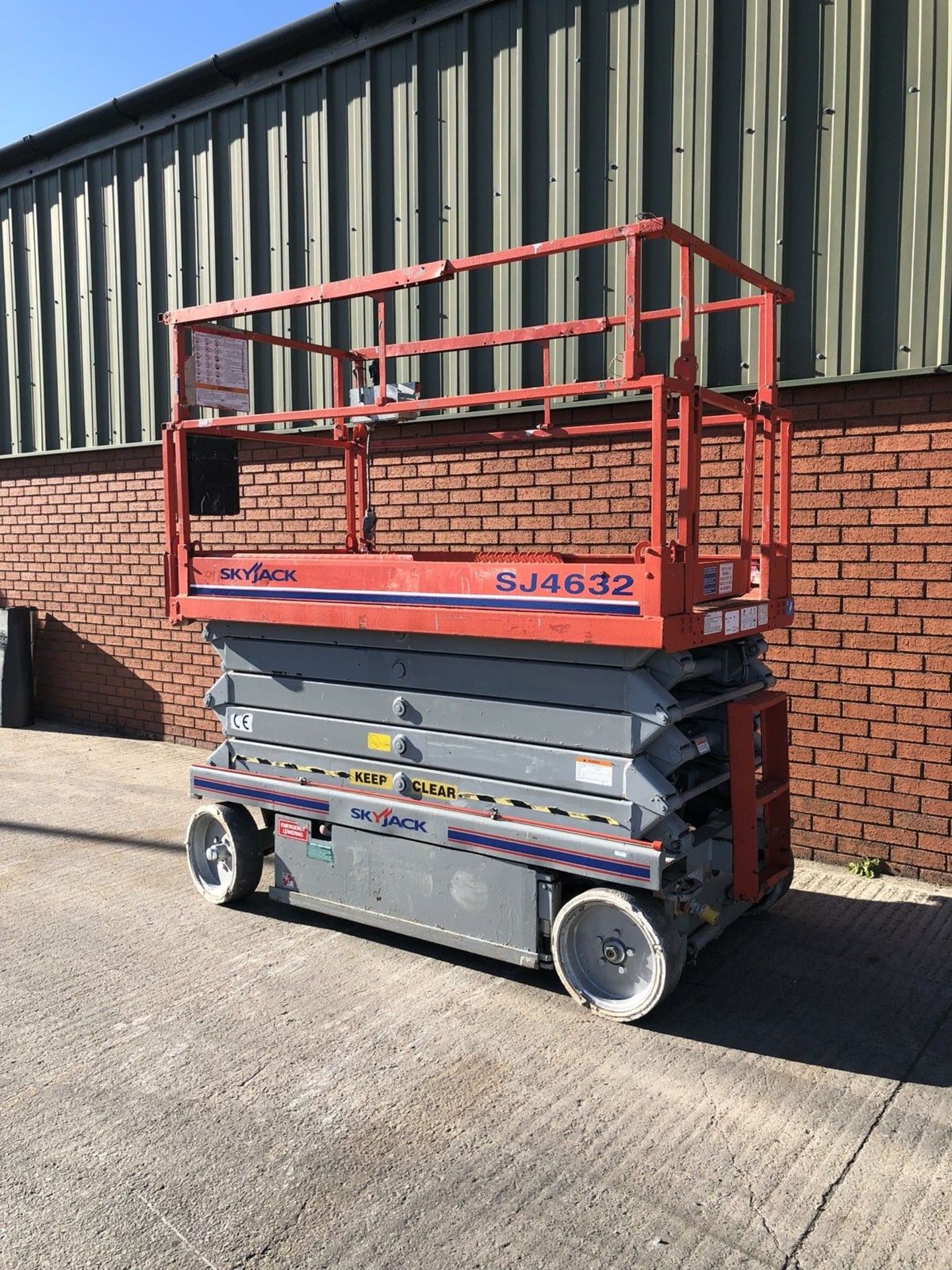 2005 Skyjack SJ4632 scissor lift cherry Picker - Image 2 of 9