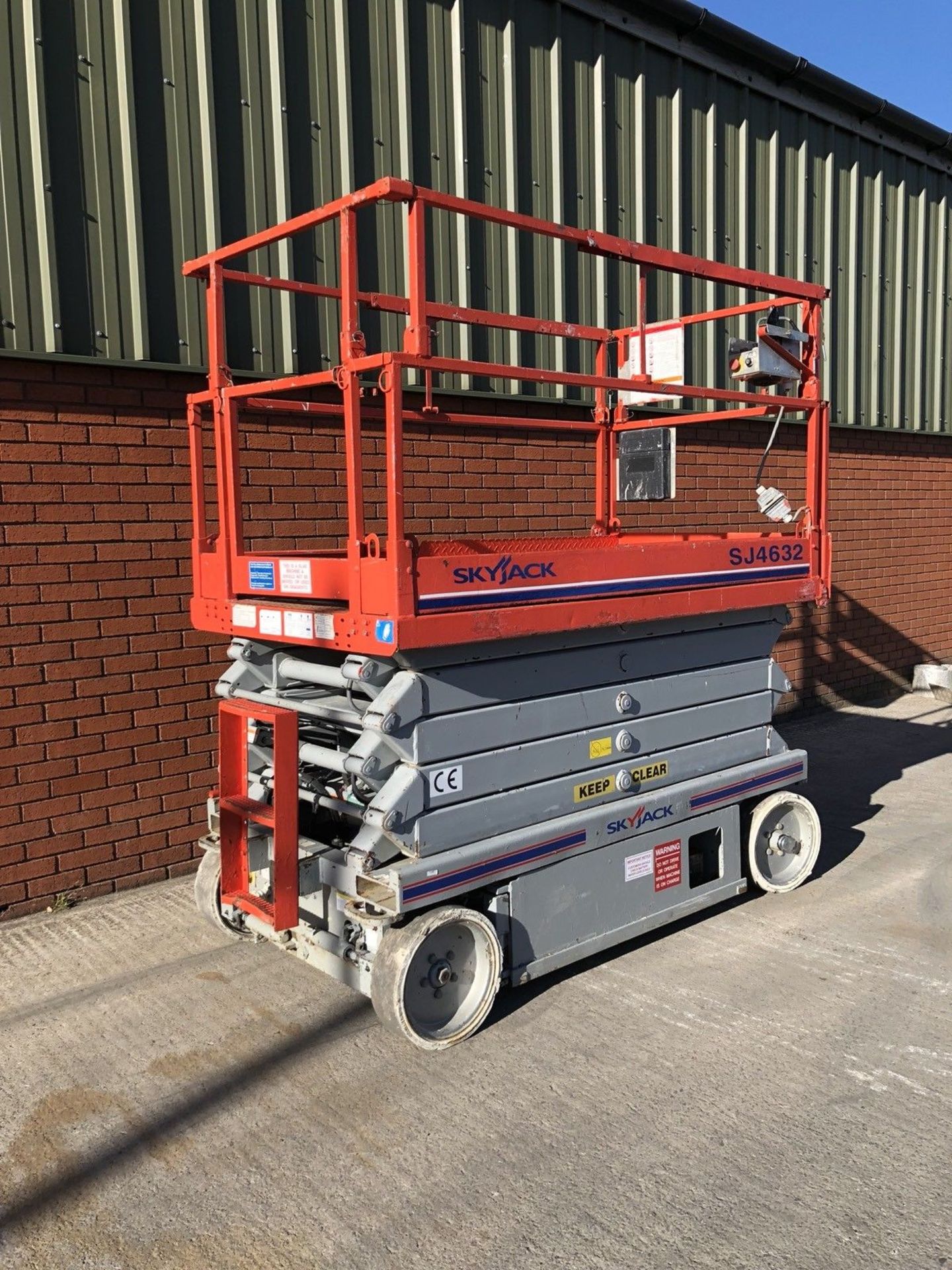 2005 Skyjack SJ4632 scissor lift cherry Picker - Image 4 of 9