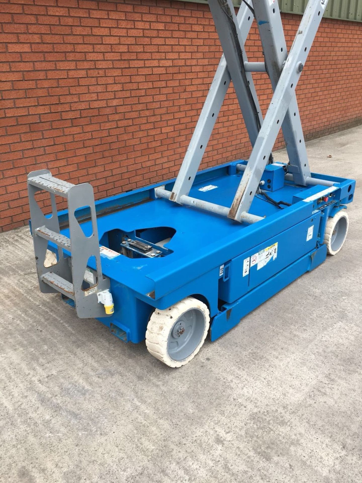 Genie GS3246 scissor lift cherry Picker - Image 7 of 11