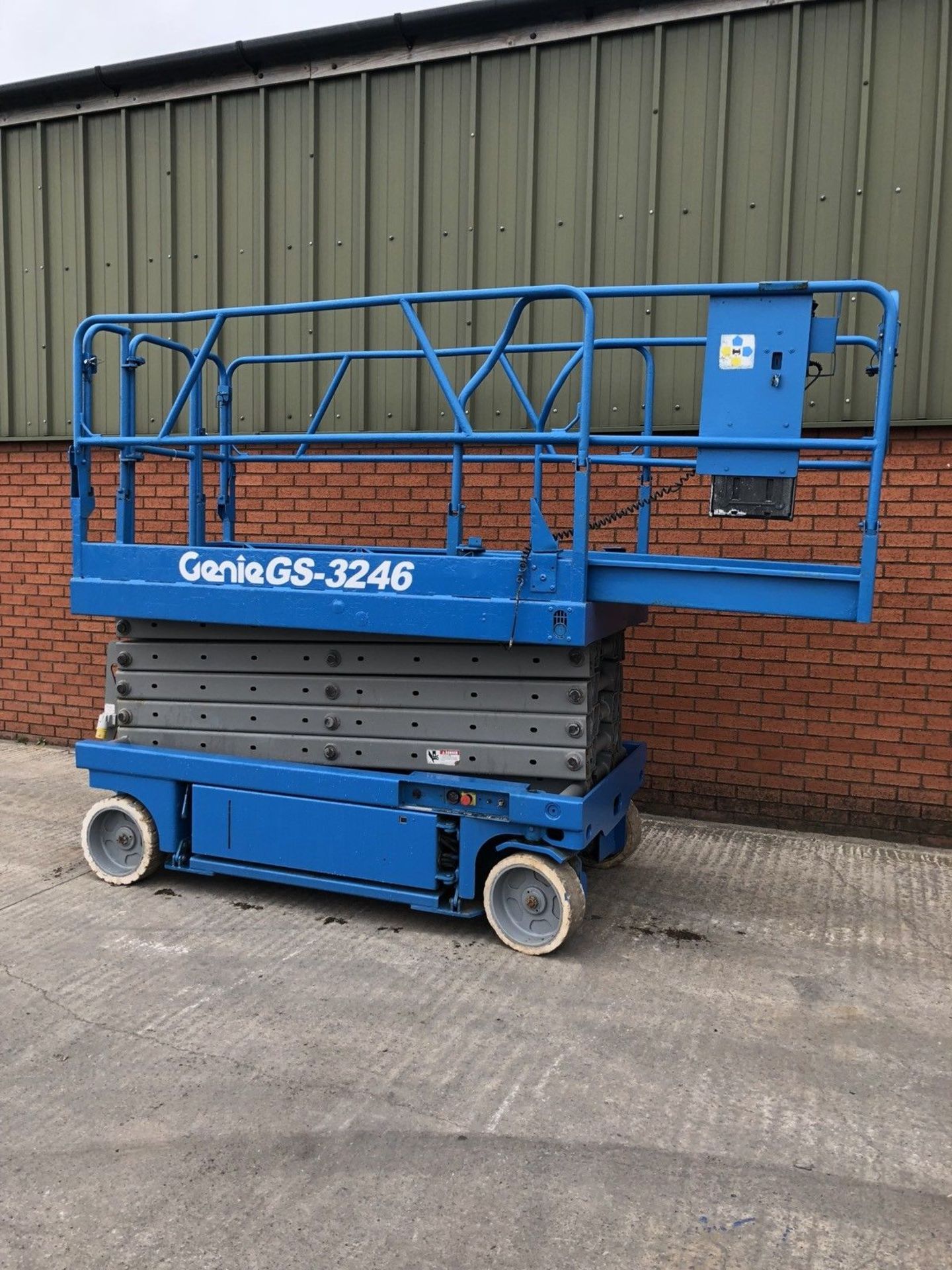 Genie GS3246 scissor lift cherry Picker - Image 5 of 10