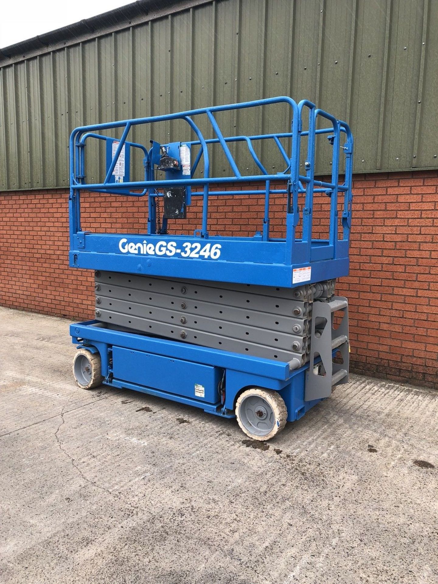 Genie GS3246 scissor lift cherry Picker - Image 2 of 10