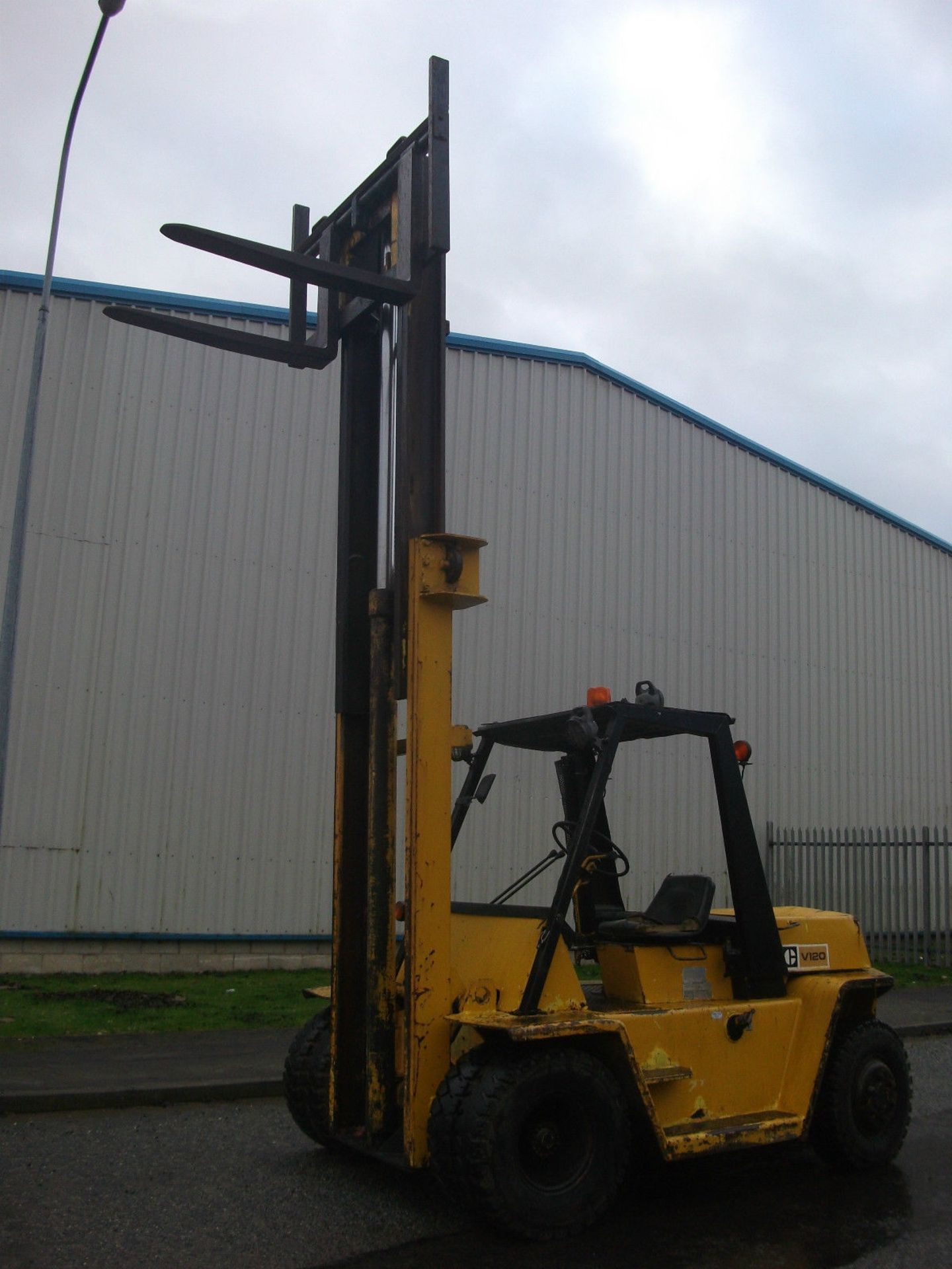 Caterpillar V120 Cat 5.5 ton lift diesel forklift fork lift - Image 9 of 9