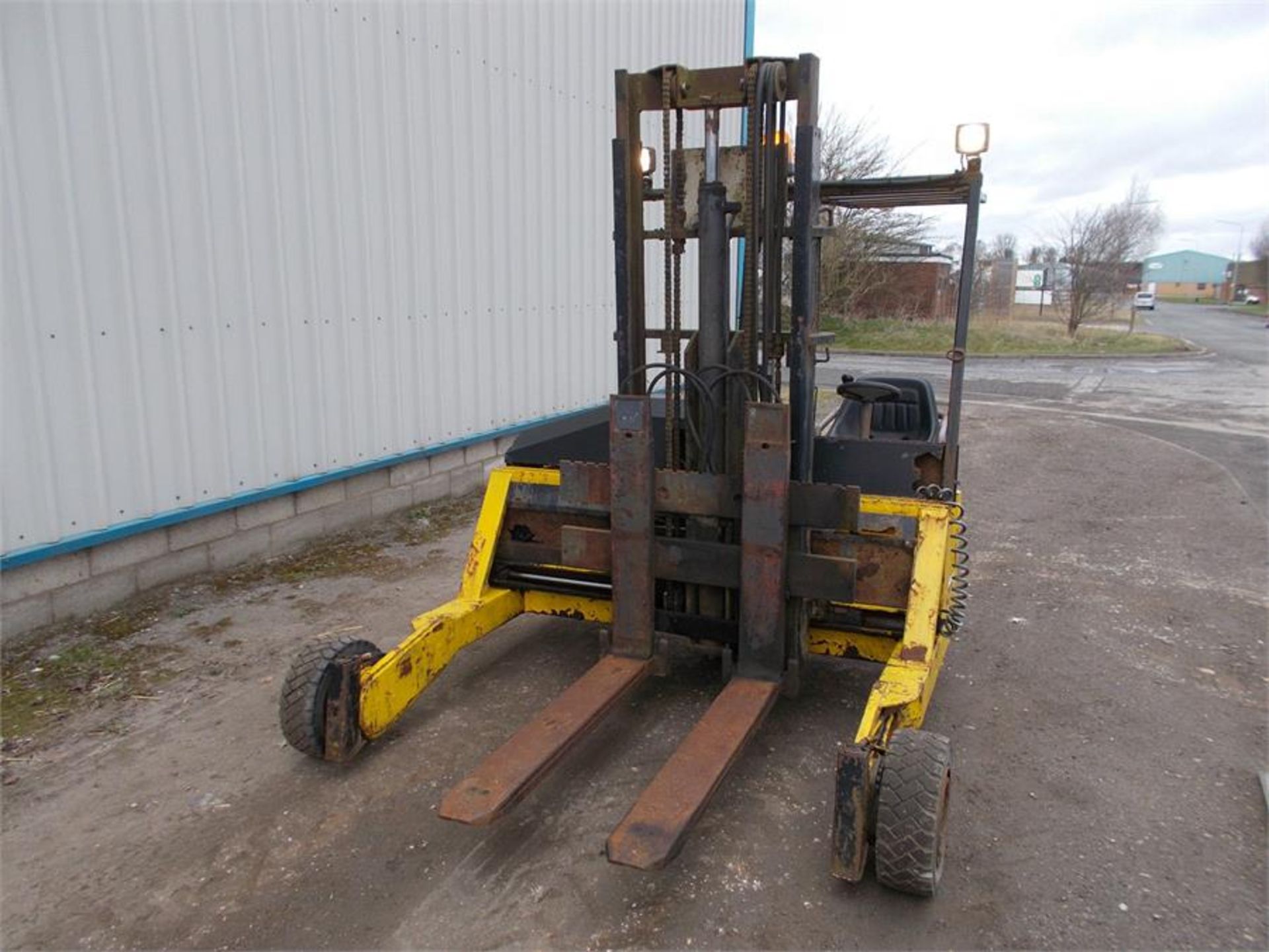 Kooi aap 2028 truck mounted forklift 2 t lift weighs 1710 kg - Image 2 of 11