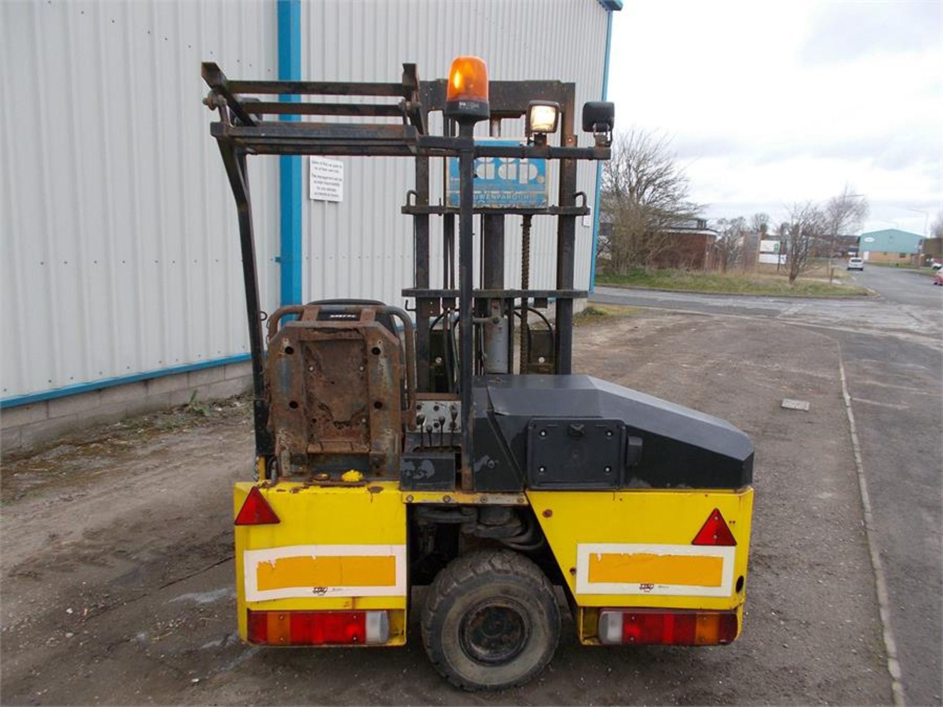 Kooi aap 2028 truck mounted forklift 2 t lift weighs 1710 kg - Image 10 of 11