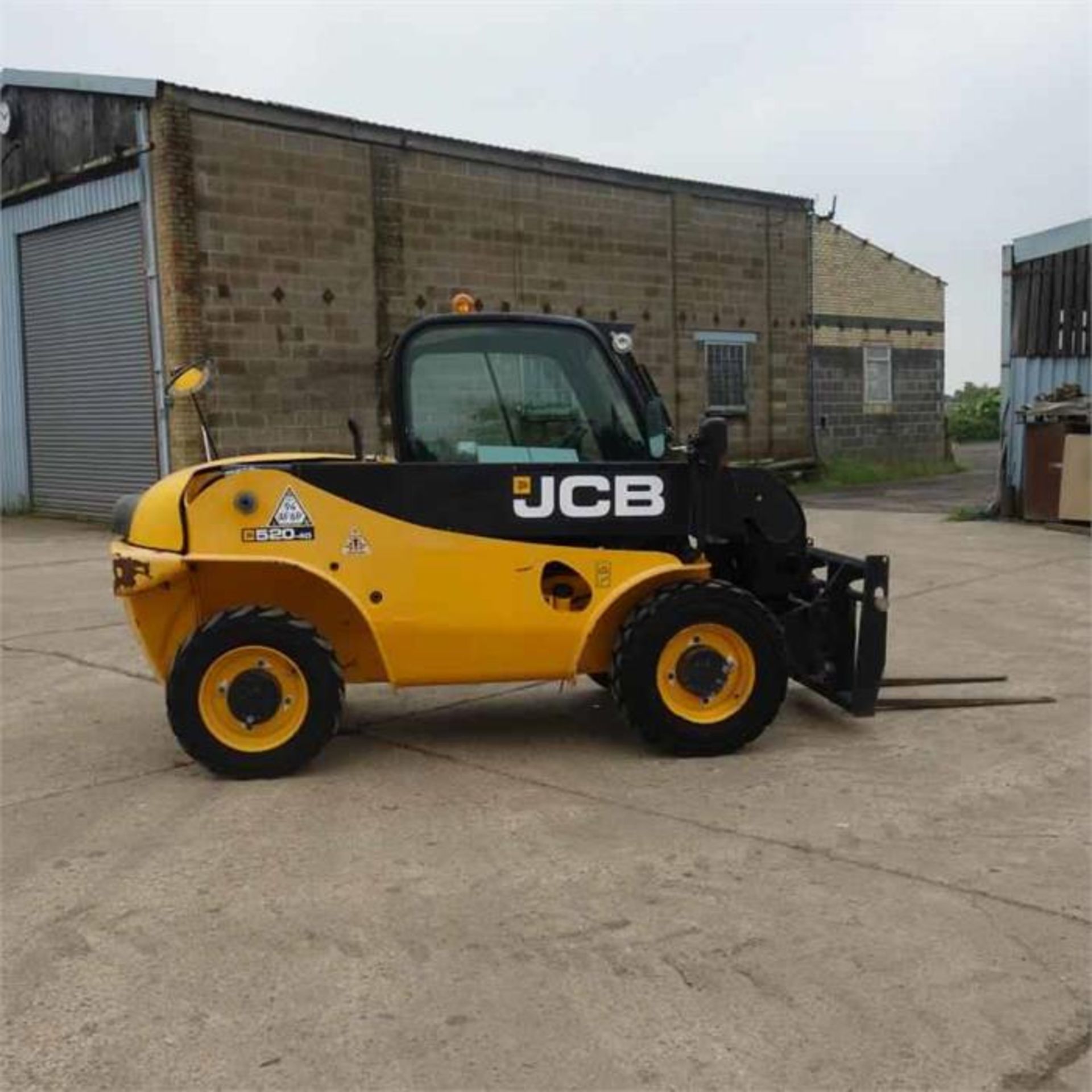 JCB 520-40 Telehandler (2012) - Image 2 of 11