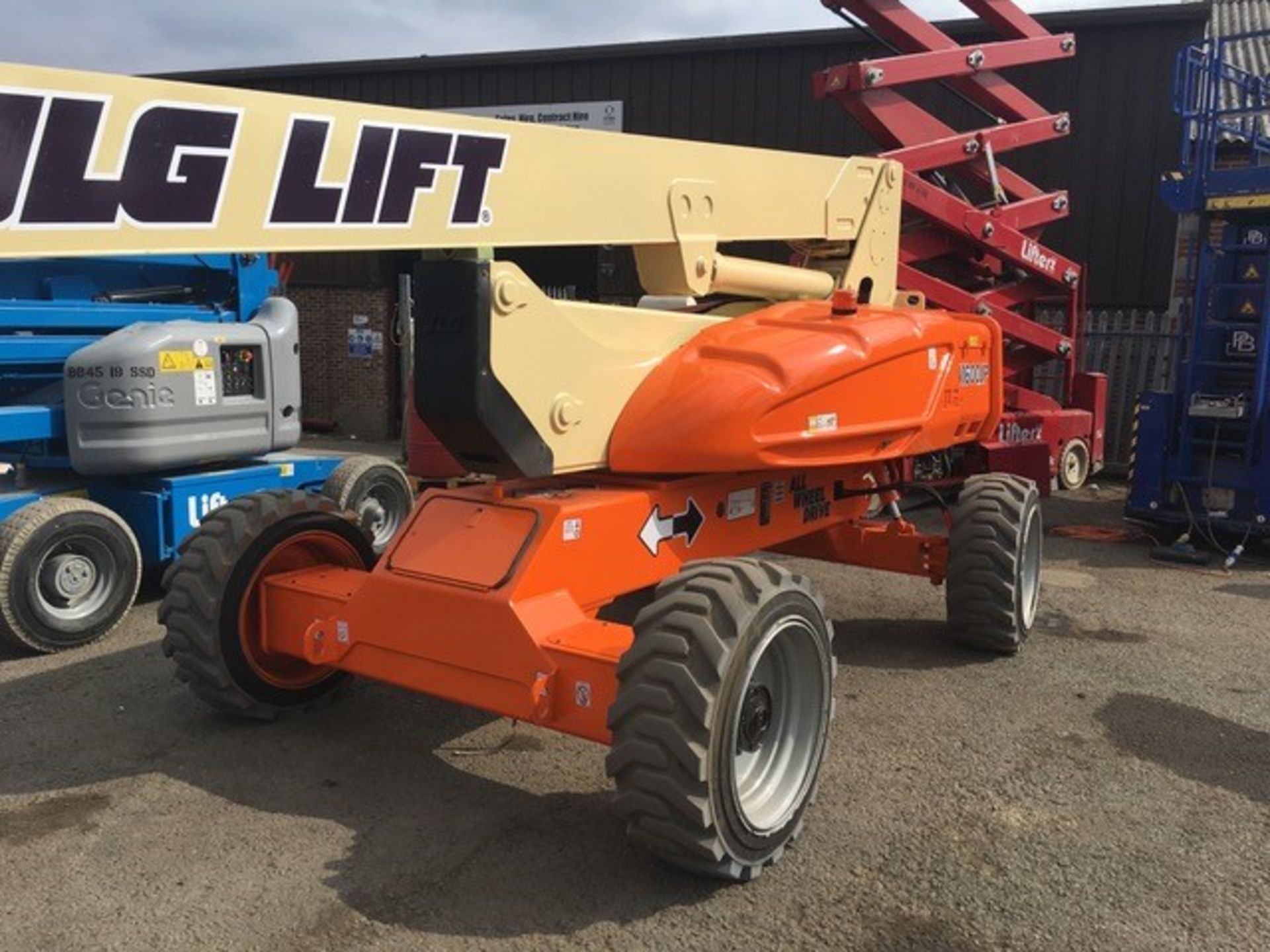 Platform: JLG M600 AJP 4x4 - Image 4 of 5