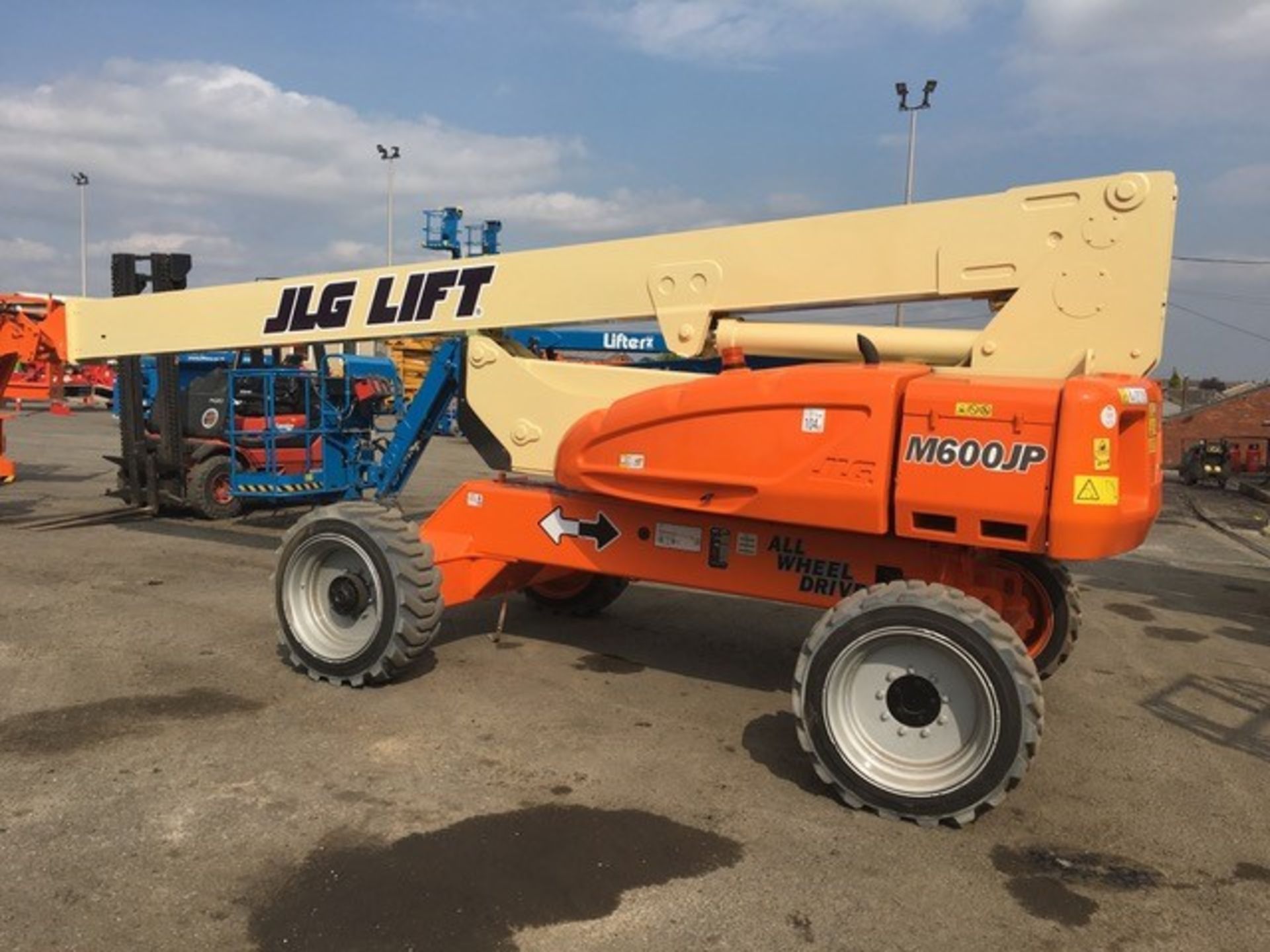 Platform: JLG M600 AJP 4x4