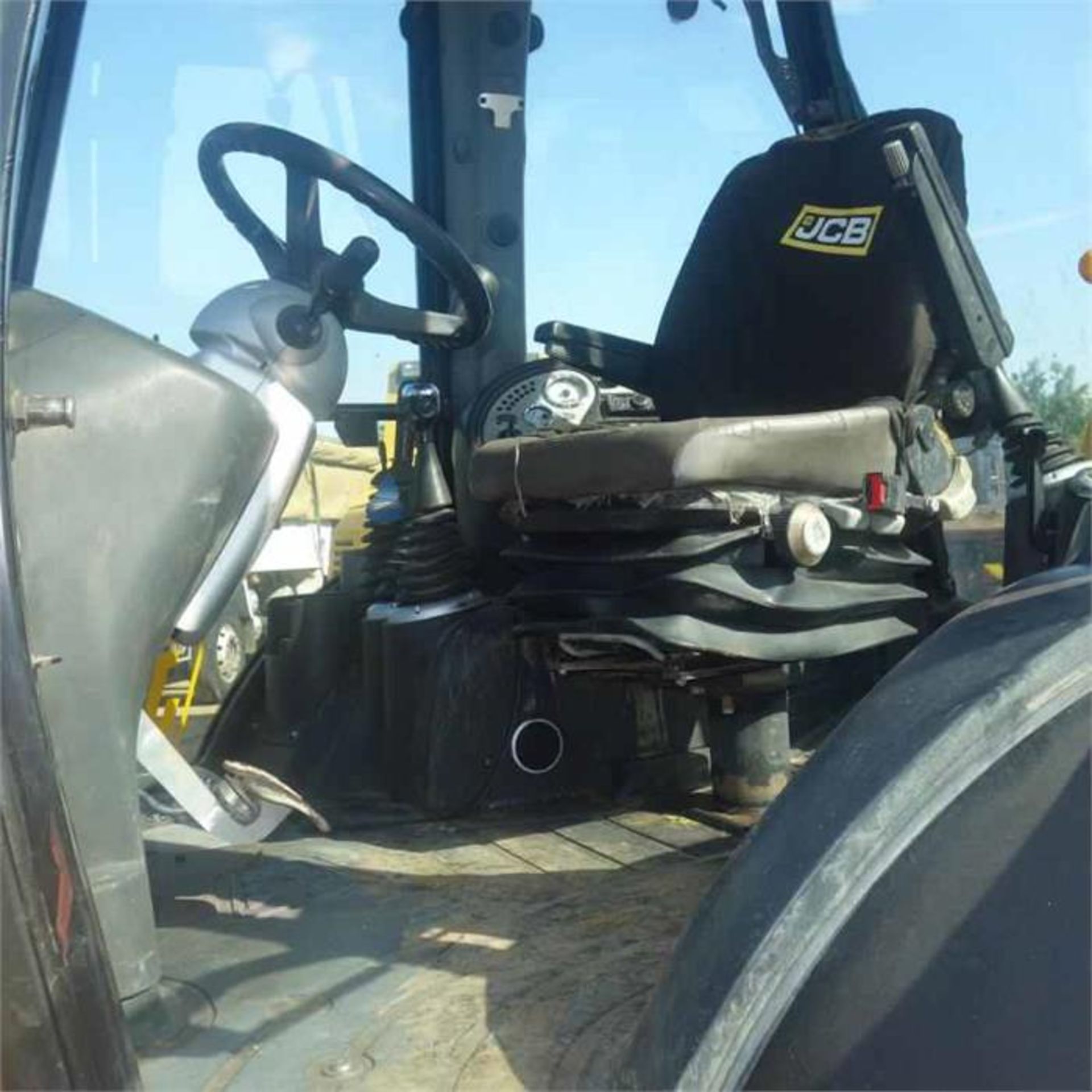 JCB 3CX Backhoe Loader (2004) - Image 10 of 12