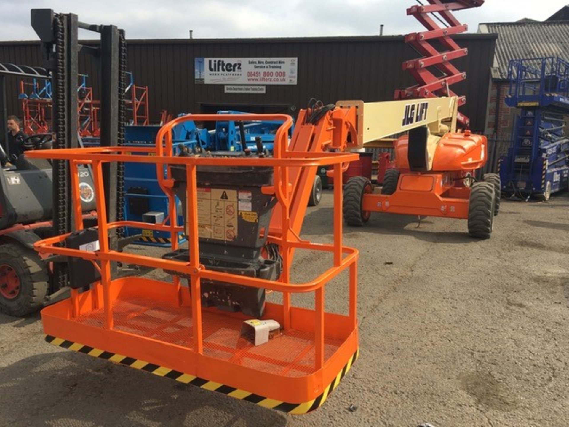 Platform: JLG M600 AJP 4x4 - Image 5 of 5