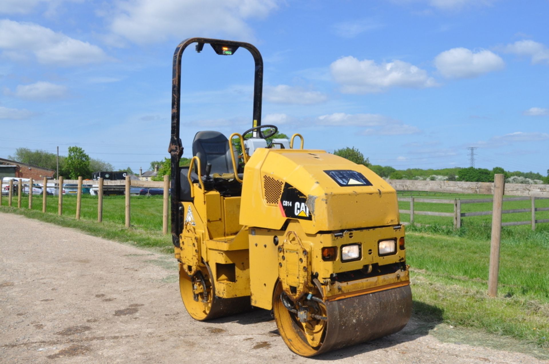 CATERPILLAR CB14 Roller