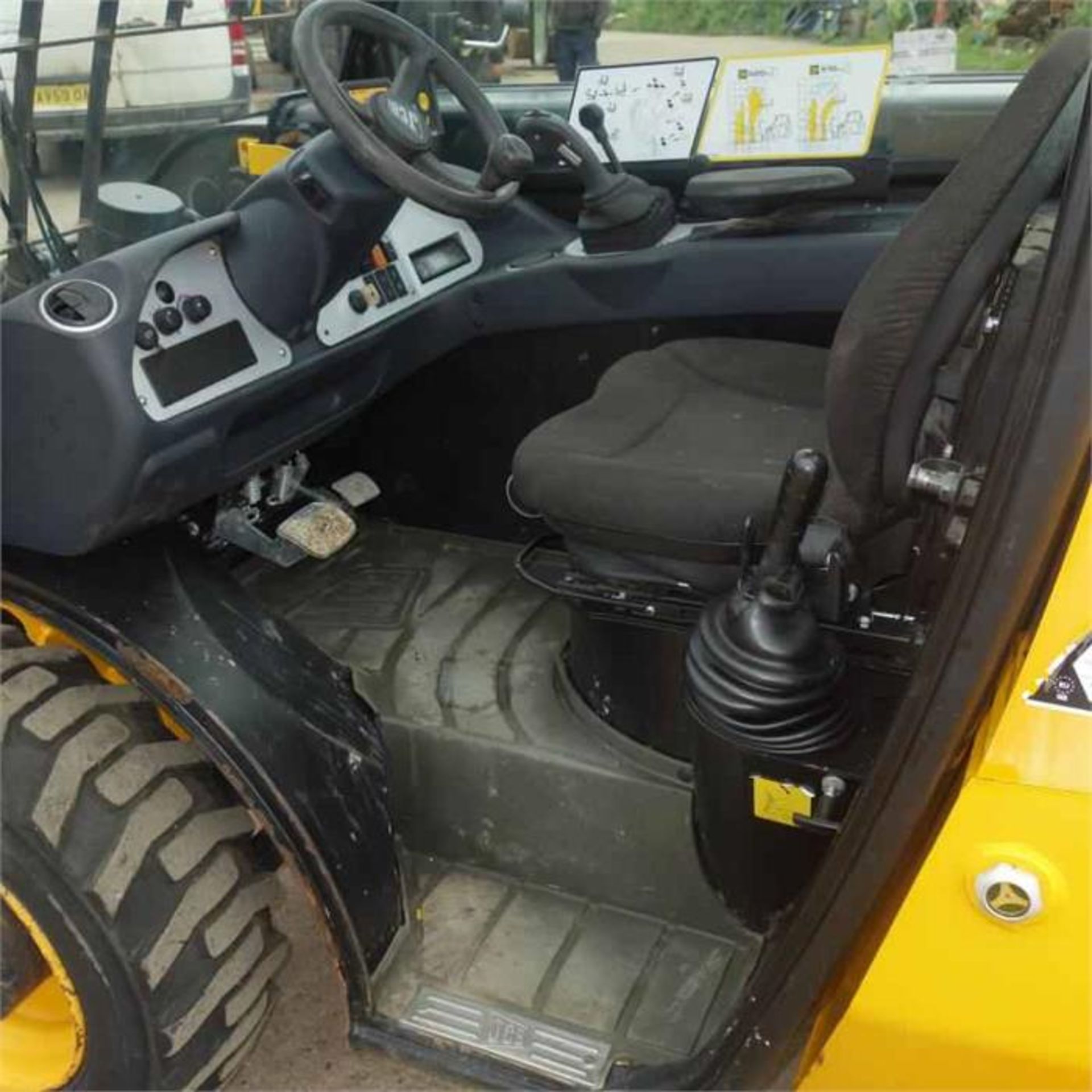 JCB 520-40 Telehandler (2012) - Image 8 of 11