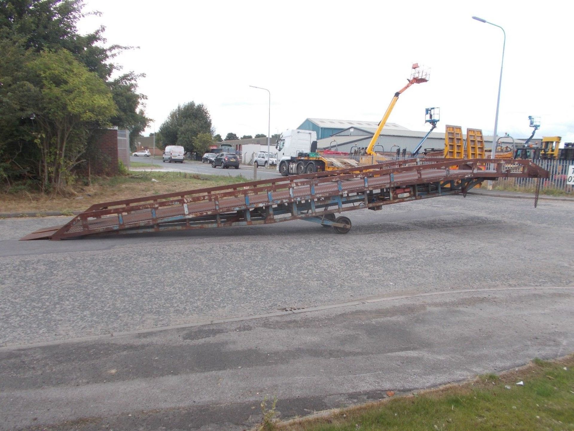 Container loading ramp - Image 9 of 10