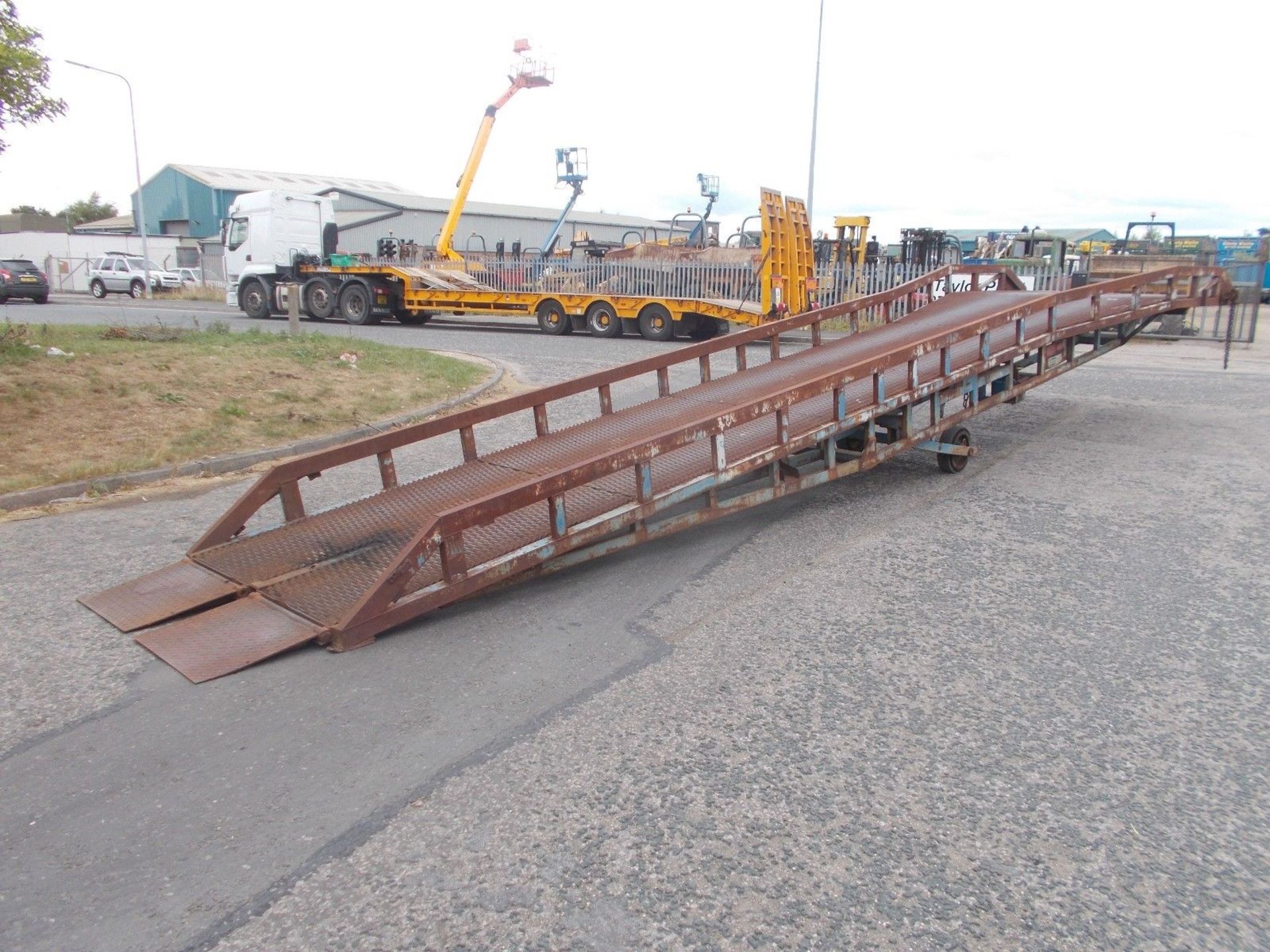 Container loading ramp - Image 4 of 10