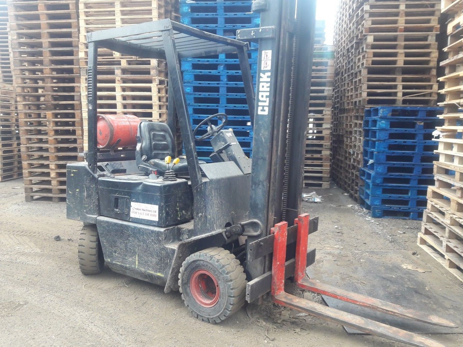 CLARK 2 TON GAS FORKLIFT - Image 4 of 7