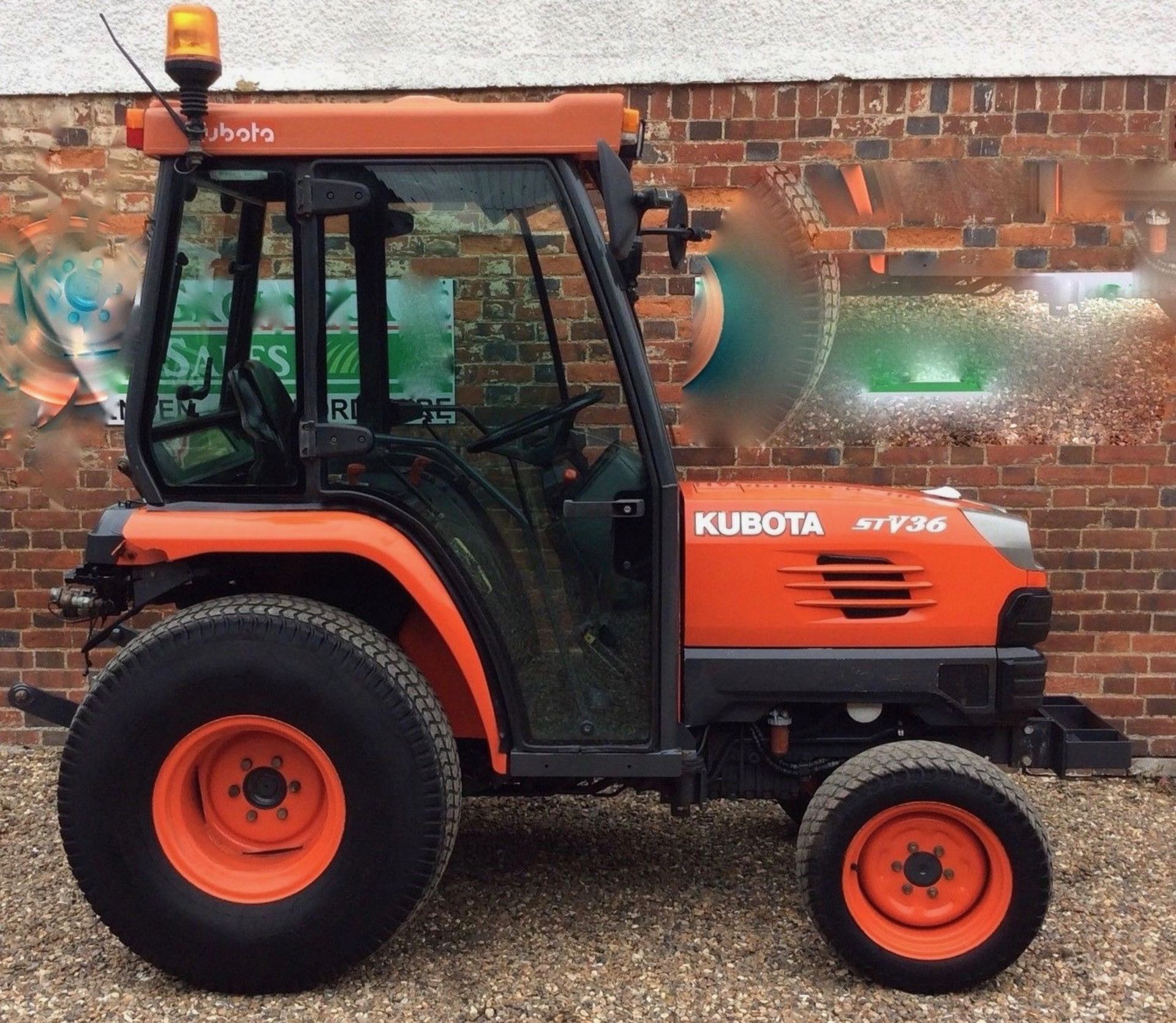Kubota STV 36 Compact Tractor 4x4 36 Hp Hydrostatic loader Grass tyres