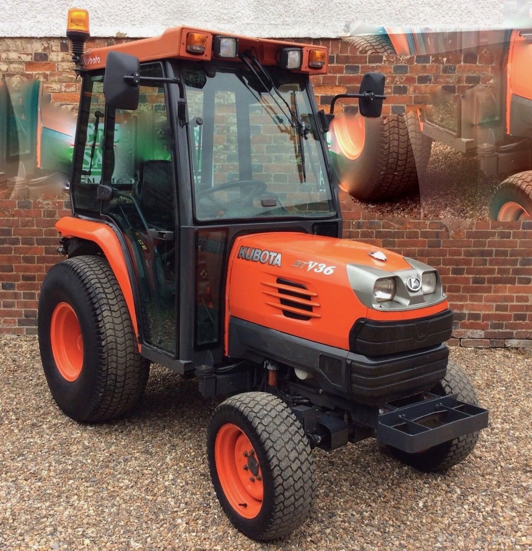 Kubota STV 36 Compact Tractor 4x4 36 Hp Hydrostatic loader Grass tyres - Image 3 of 11