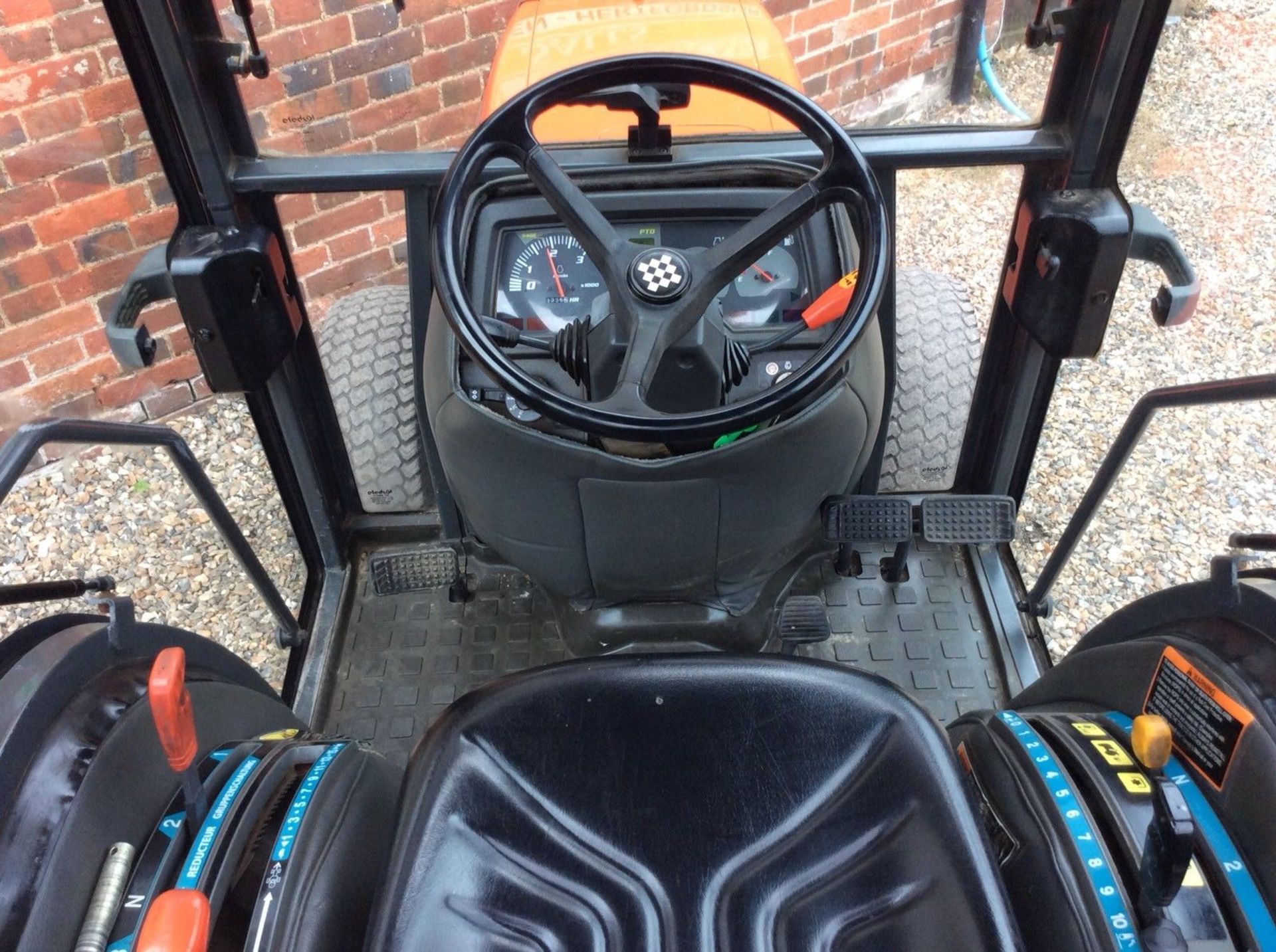 Kubota STV 36 Compact Tractor 4x4 36 Hp Hydrostatic loader Grass tyres - Image 9 of 11