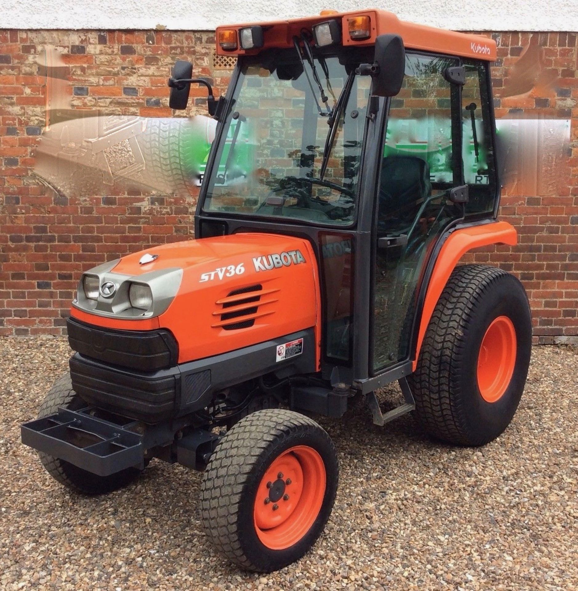 Kubota STV 36 Compact Tractor 4x4 36 Hp Hydrostatic loader Grass tyres - Image 4 of 11