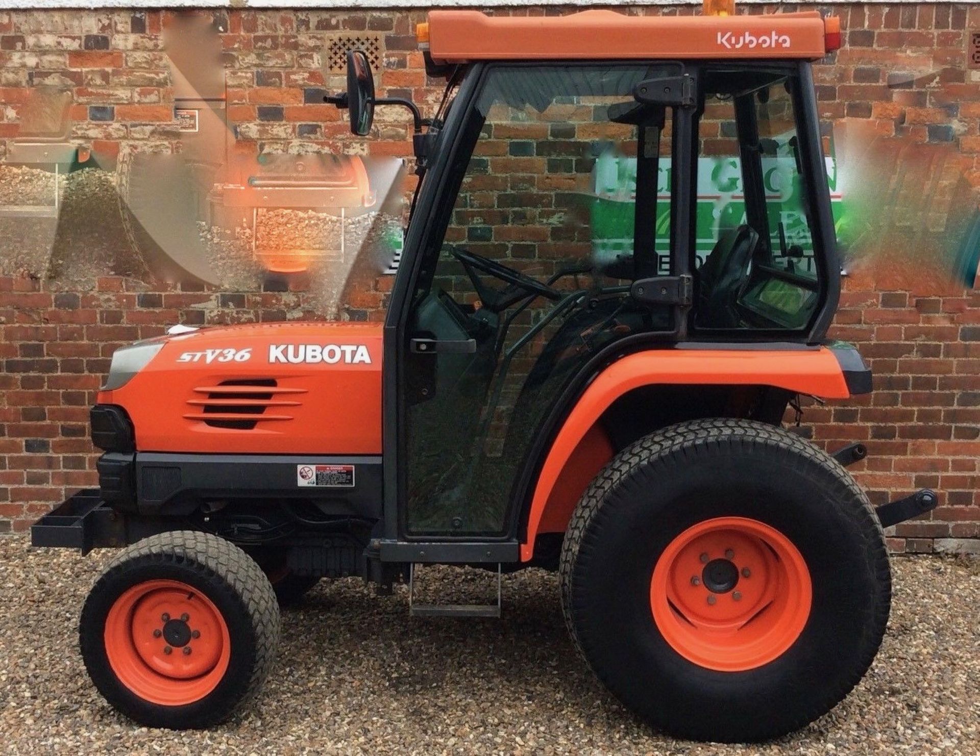 Kubota STV 36 Compact Tractor 4x4 36 Hp Hydrostatic loader Grass tyres - Image 2 of 11